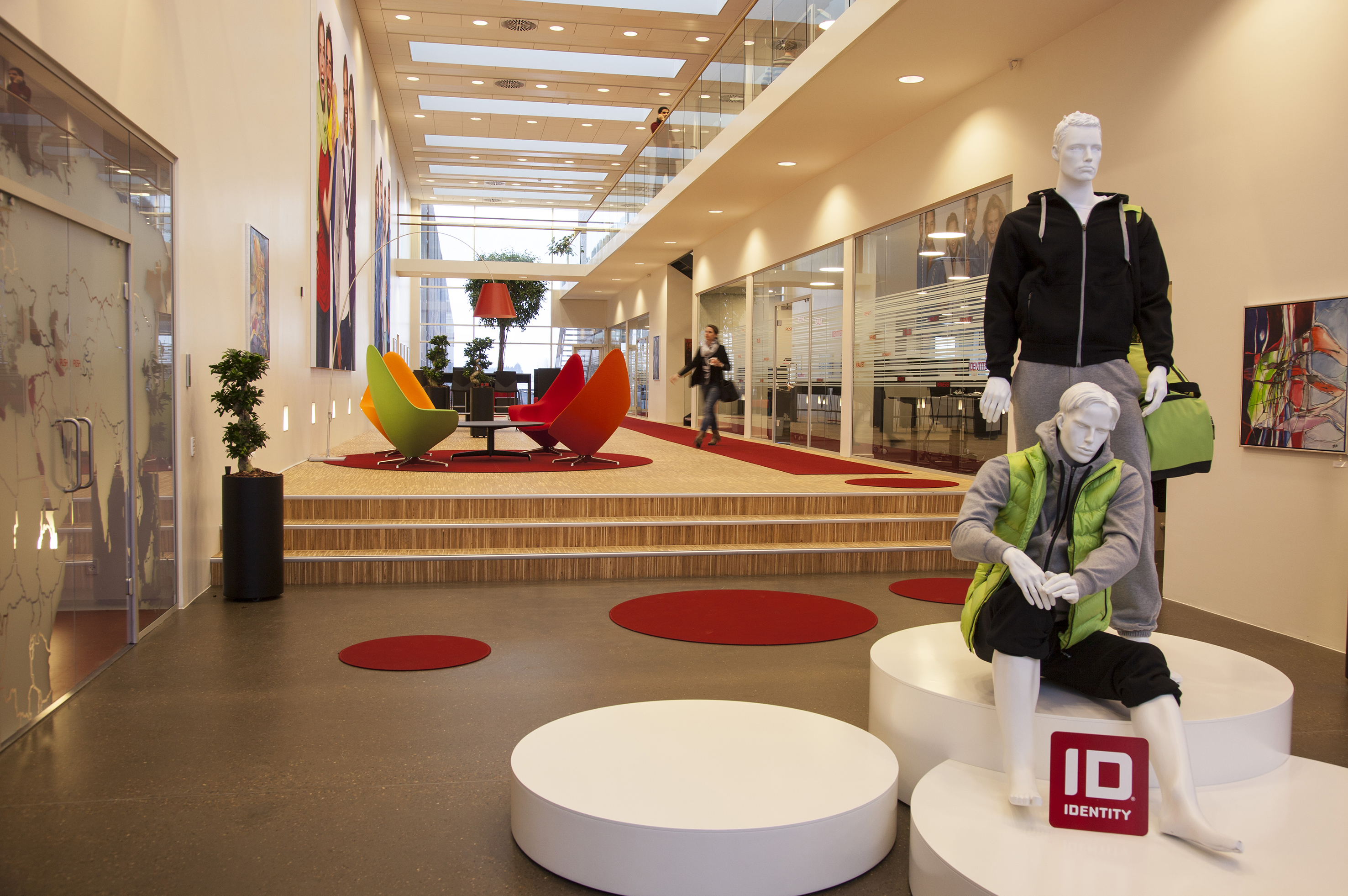 mange røde filttæpper i showroom hos ID identity